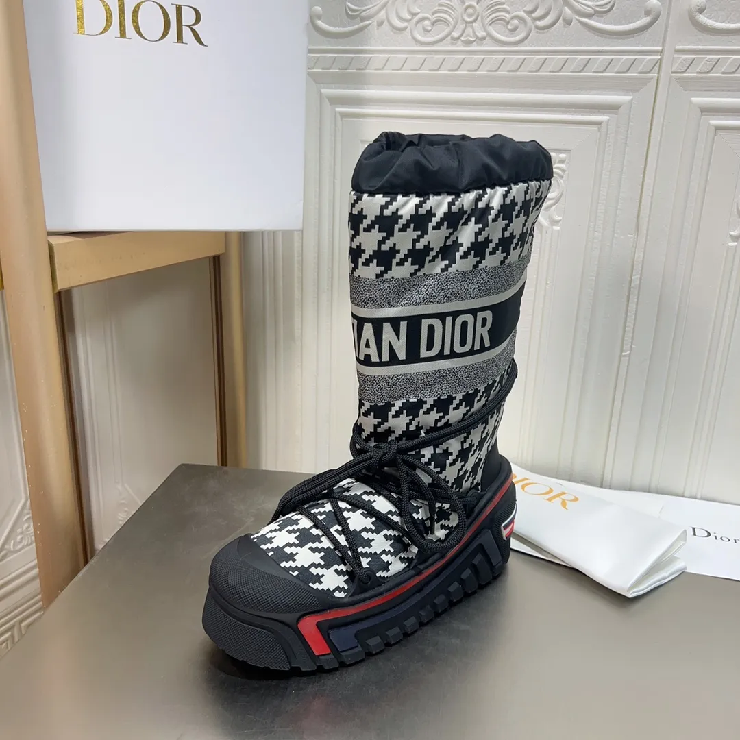 Men's shoes p600! The highest version on the market, Dior Dior's king style snow boots, ski boots, fat and cute, so cute →_→ from the DiorAlps limited series, unique. Shiny nylon Oblique print upper with criss-cross straps for an ideal fit. The technical fabric of the boot shaft, short-cut version, can be worn in the city or in the mountains. It makes the calf slimmer and taller, warm and concave. The boot shaft and sole are made of original waterproof padded lining. The embroidered fabric is original star ⭐ rubber non-slip thick sole and multi-module combination outsole. The size is 35-40. 41Customized